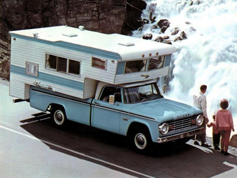  Dodge D200 Sweptline Custom Camper Pkg 1967 года  (фото 1 из 1)